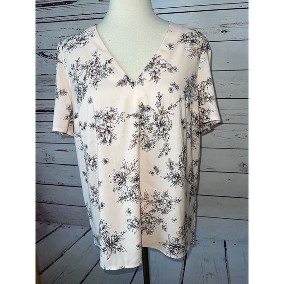 Express Tops - NWT Express Shirt Blouse Medium Short sleeve Floral Pink Stretch Short Sleeve